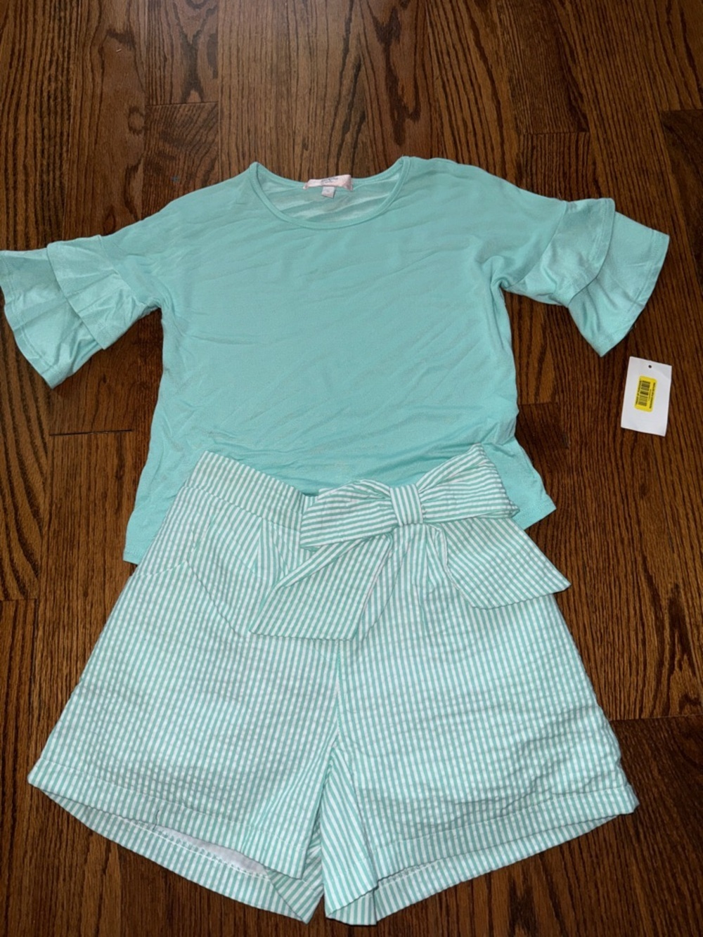 Girls aqua ruffle top and mint/white seersucker shorts with bow NWT